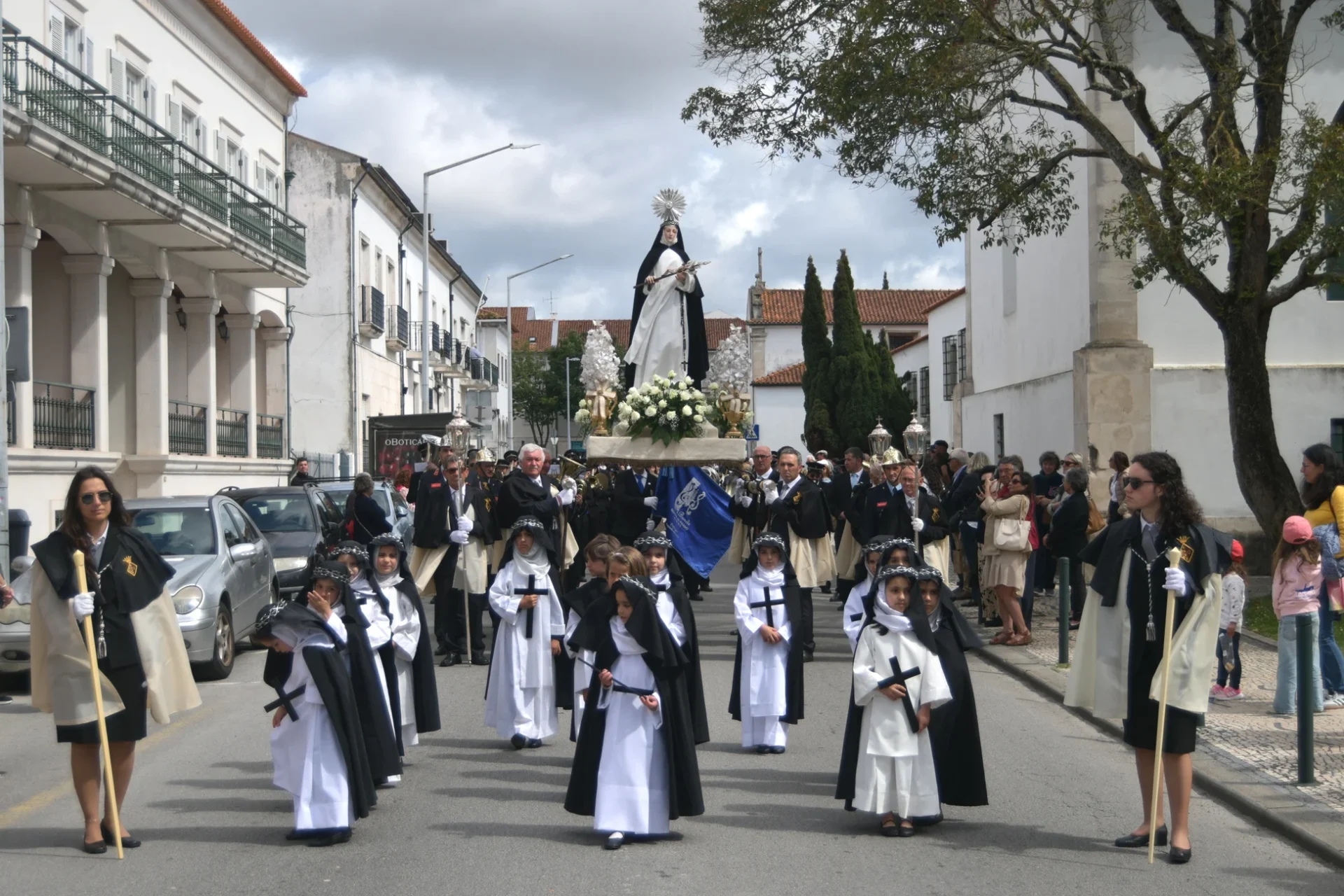 Tausende füllen die Straßen von Aveiro bei der Santa Joana-Prozession