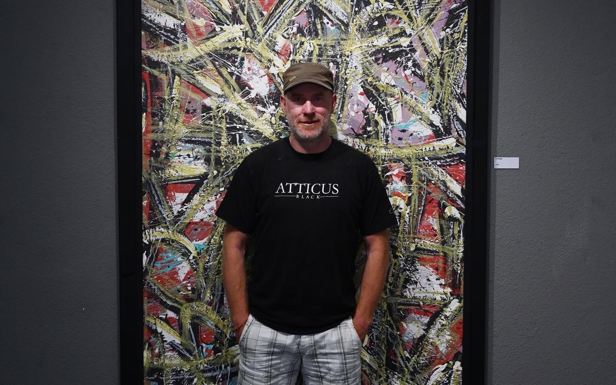 Périgueux: Entre gestos crudos y precisión caligráfica, Rony expone en L'app'Art