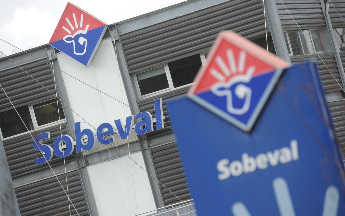 The Sobeval slaughterhouse is blocked
by animal rights activists
