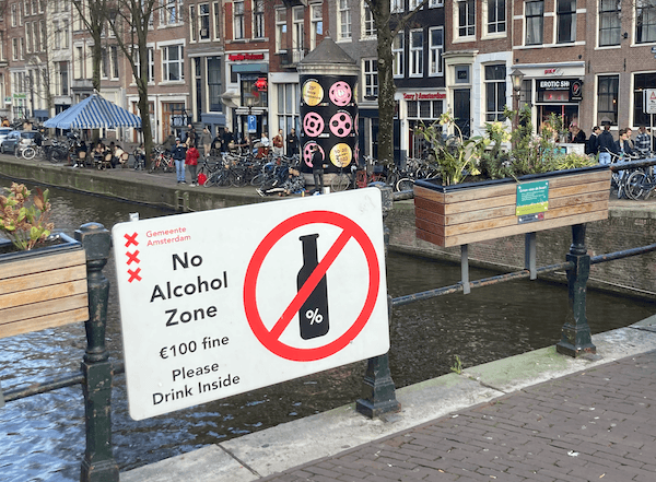 Amsterdamlılar aşırı turizmle mücadele için belediye meclisini mahkemeye veriyor