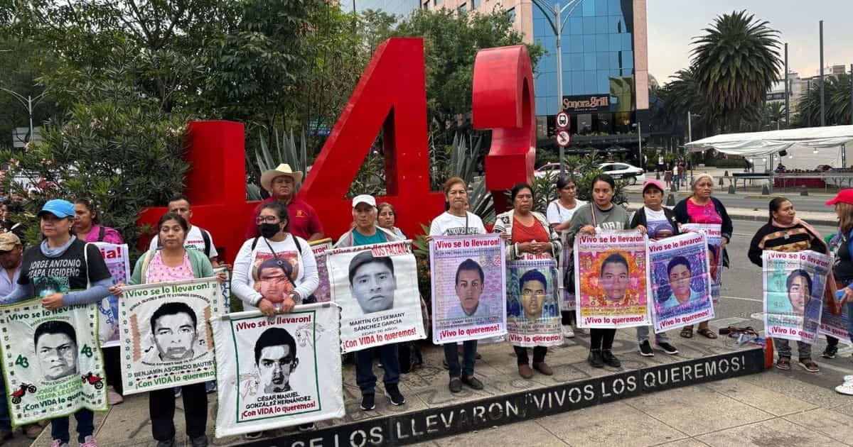 FOTOS: Familiares dos 43 estudantes de Ayotzinapa lideram marcha na Cidade do México