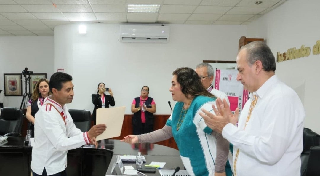 Gana elección a alcalde de Oxchuc el profesor indígena César Gómez López