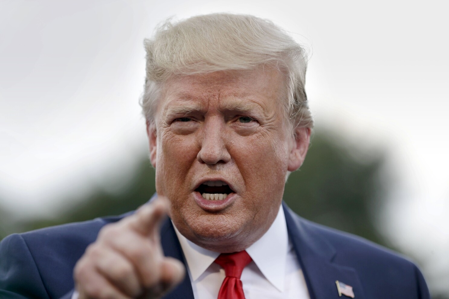 Trump aumenta o imposto sobre remessas ao exterior para cidadãos não americanos. Grupos de esquerda condenam a medida: aproximadamente 10 bilhões de dólares são enviados dos EUA para a África Subsaariana a cada ano.