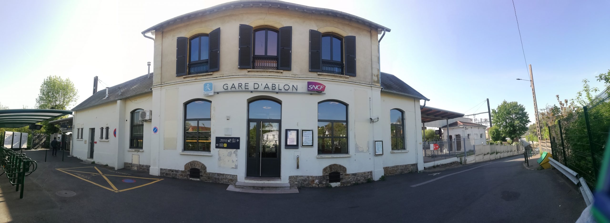 Estación de Ablon-sur-Seine (94): un hombre con chilaba intenta apuñalar a un desconocido gritando "Allahu Akbar" porque este se niega a llamarse "musulmán"; la víctima tiene un brazo roto y el sospechoso ingresado en psiquiatría.