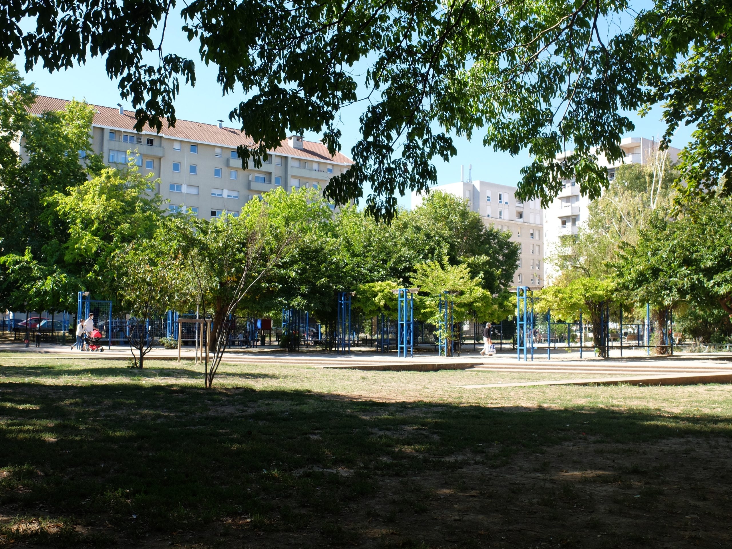 Villeurbanne (69): ele estupra um homem de sessenta anos em um parque e rouba seu cartão; um jovem de 23 anos, muito mal conhecido pelas autoridades locais, é preso