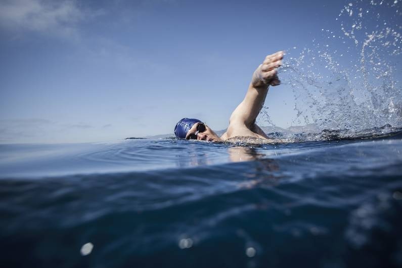 5 trucchi dai professionisti: come superare la paura del nuoto in acque libere