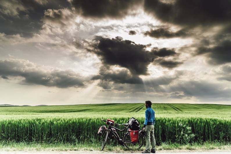 Maximilian Semsch: Selvaggio, caldo, vario: un avventuriero ha attraversato la Germania in bici elettrica