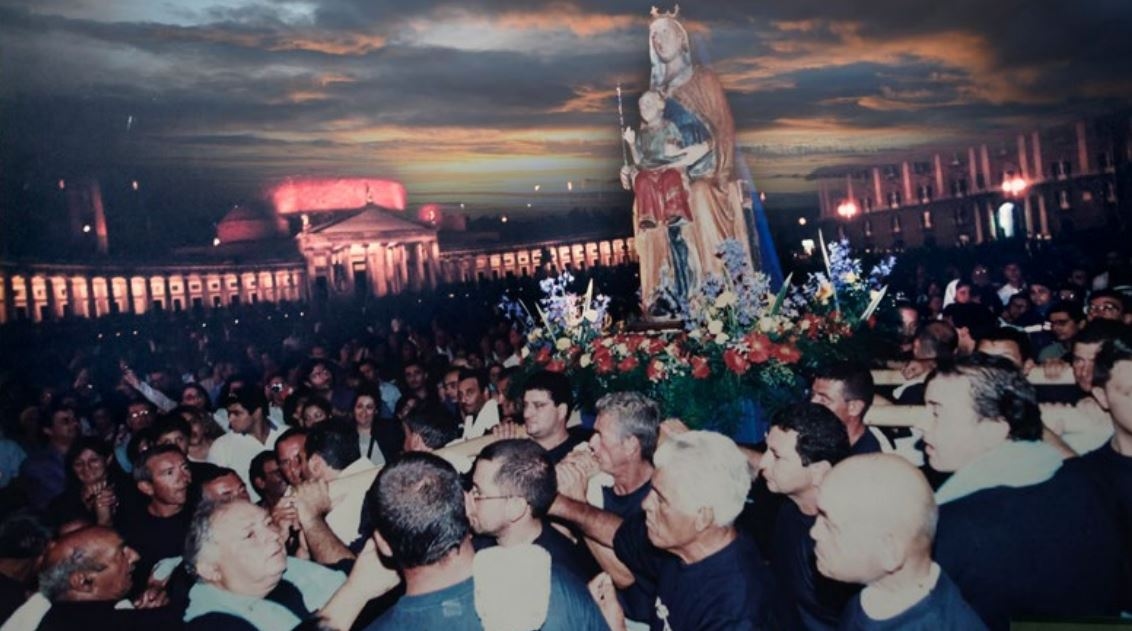 Piedigrotta Festivali: 25 yıl sonra Meryem Ana heykeli tören için denize geri dönüyor.