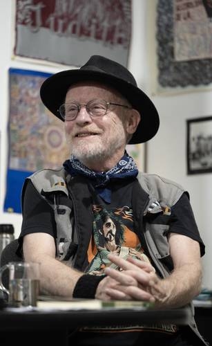 Hermann Bellinghausen, as a craftsman, creates “silently, without a mold, one piece at a time.”