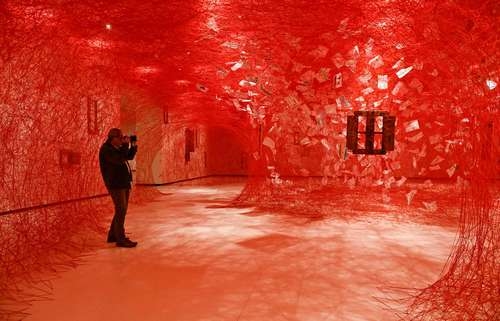 Chiharu Shiota porta il suo mondo da sogno a Bilbao