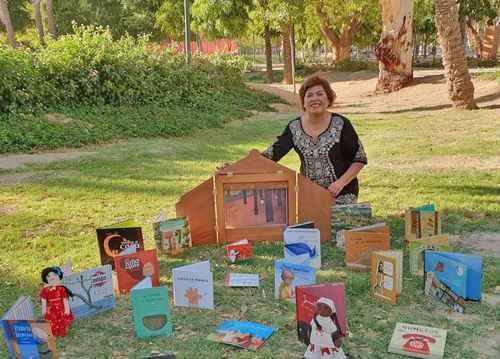 With readings and kamishibai, a cultural promoter sows hope among migrants