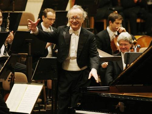Ve sonunda Alfred Brendel bize ormanın ortasında bir peri korosunun yankısını bıraktı