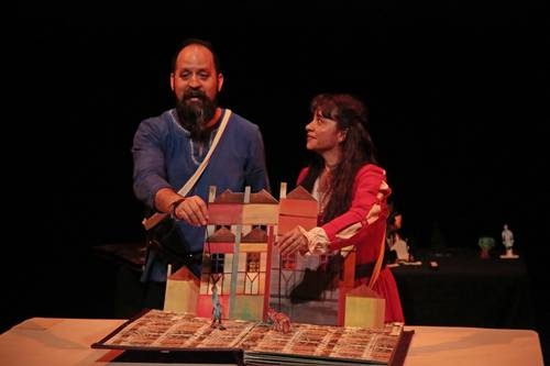 Con fantasía medieval, compañía teatral invita a los niños a filosofar