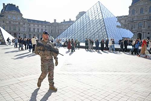 Detienen a cinco sospechosos más del robo de joyas reales en el Louvre