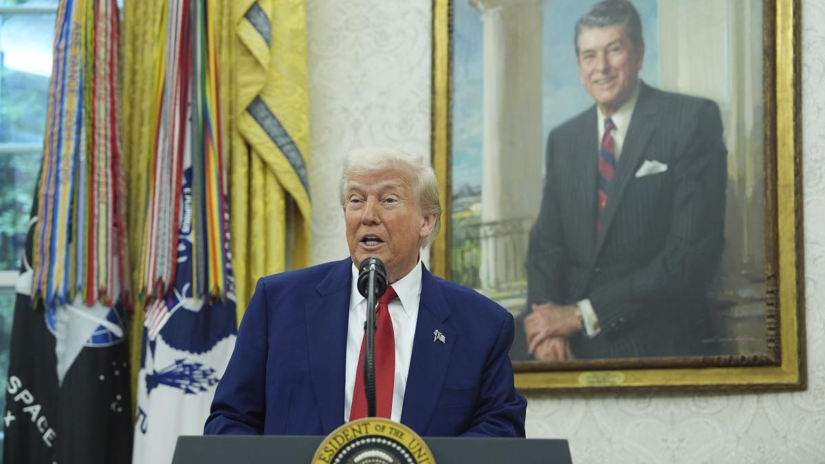 Trump, Beyaz Saray'ı kendi zevkine göre dönüştürüyor ve bahçedeki çimleri kaldırıyor