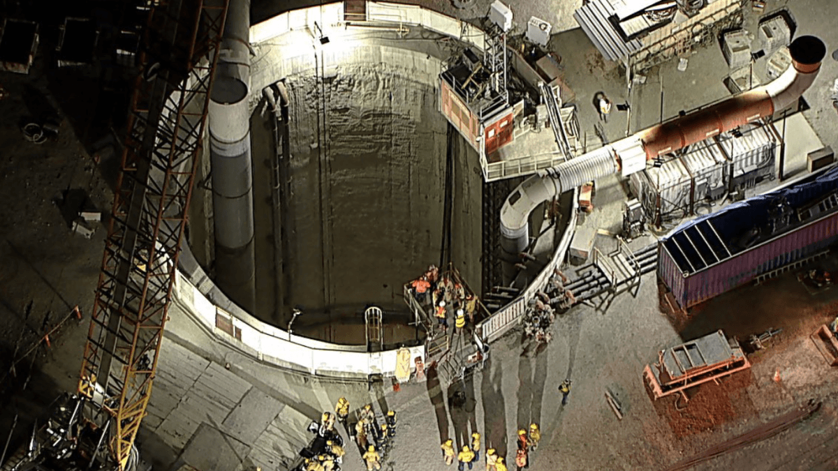 Trentuno lavoratori rimasti intrappolati nel crollo di un tunnel a Los Angeles sono stati salvati.