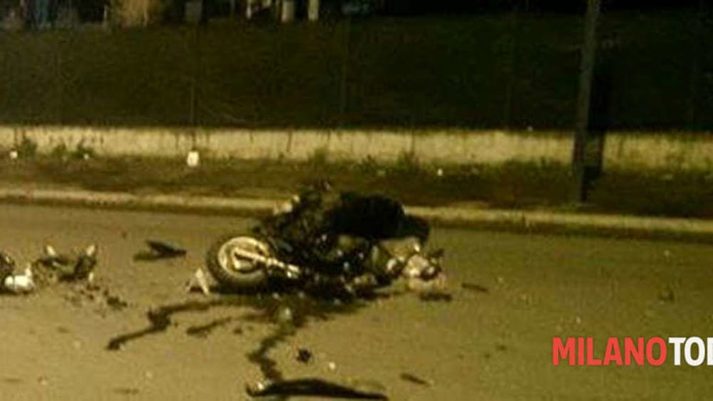 Motorcycle crash at night, 22-year-old boy in serious condition