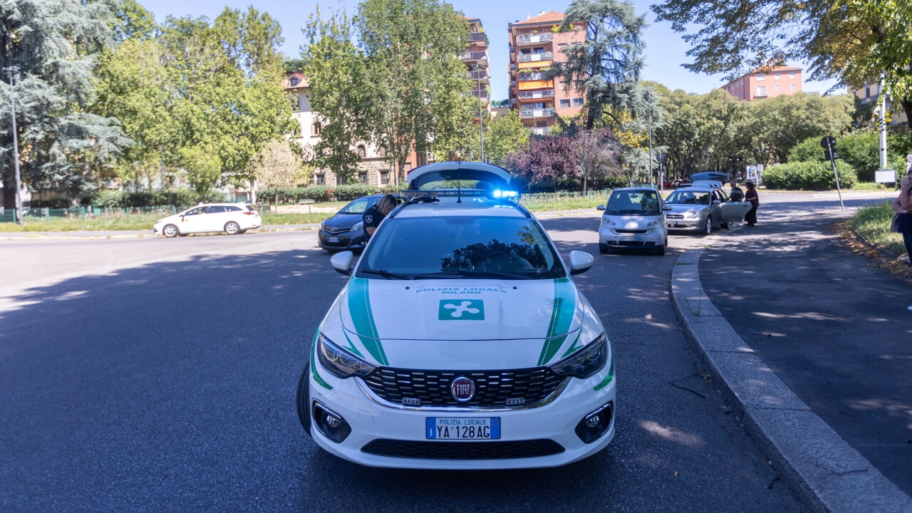 Folle inseguimento in città, vie contromano a tutta velocità: il guidatore non aveva patente e assicurazione