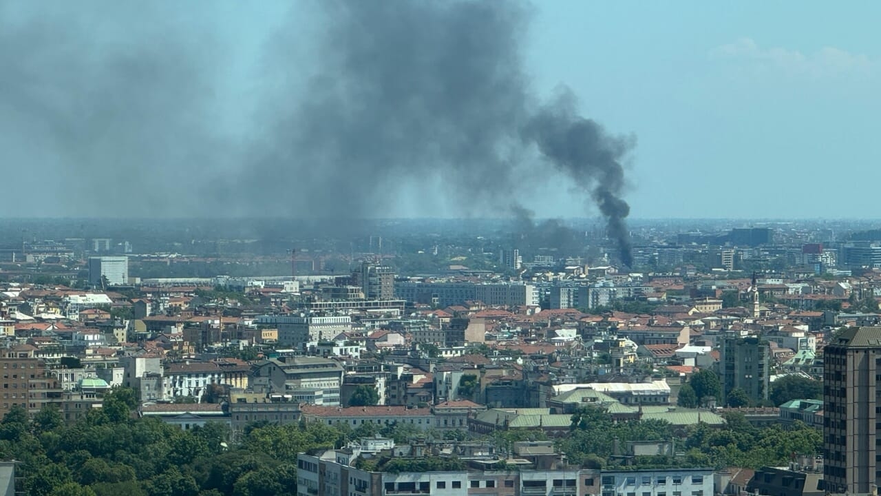 Er breekt brand uit in de buurt van Milaan, waarbij een hoge kolom zwarte rook vrijkomt.