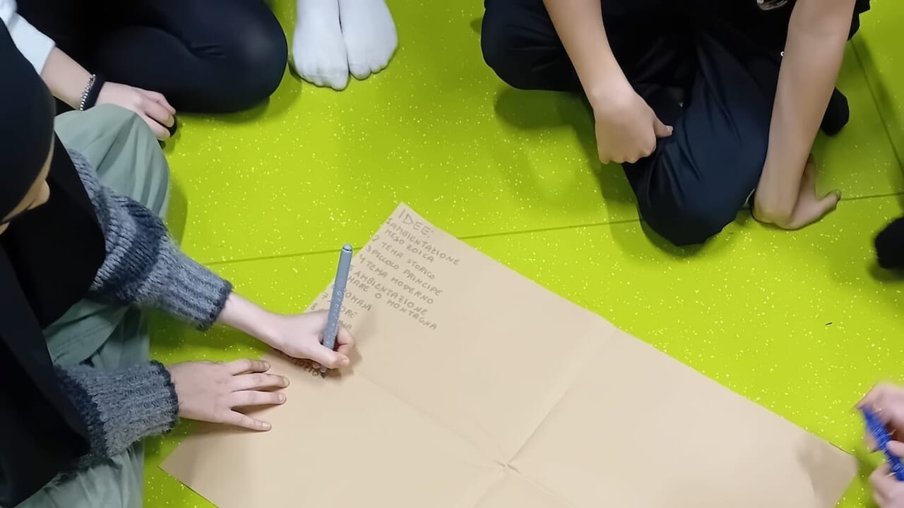 Edukacja jak w zegarku: tak działają zaproszenia do składania wniosków w sprawie rozwiązania (lub nie) problemu ubóstwa edukacyjnego w Mediolanie.