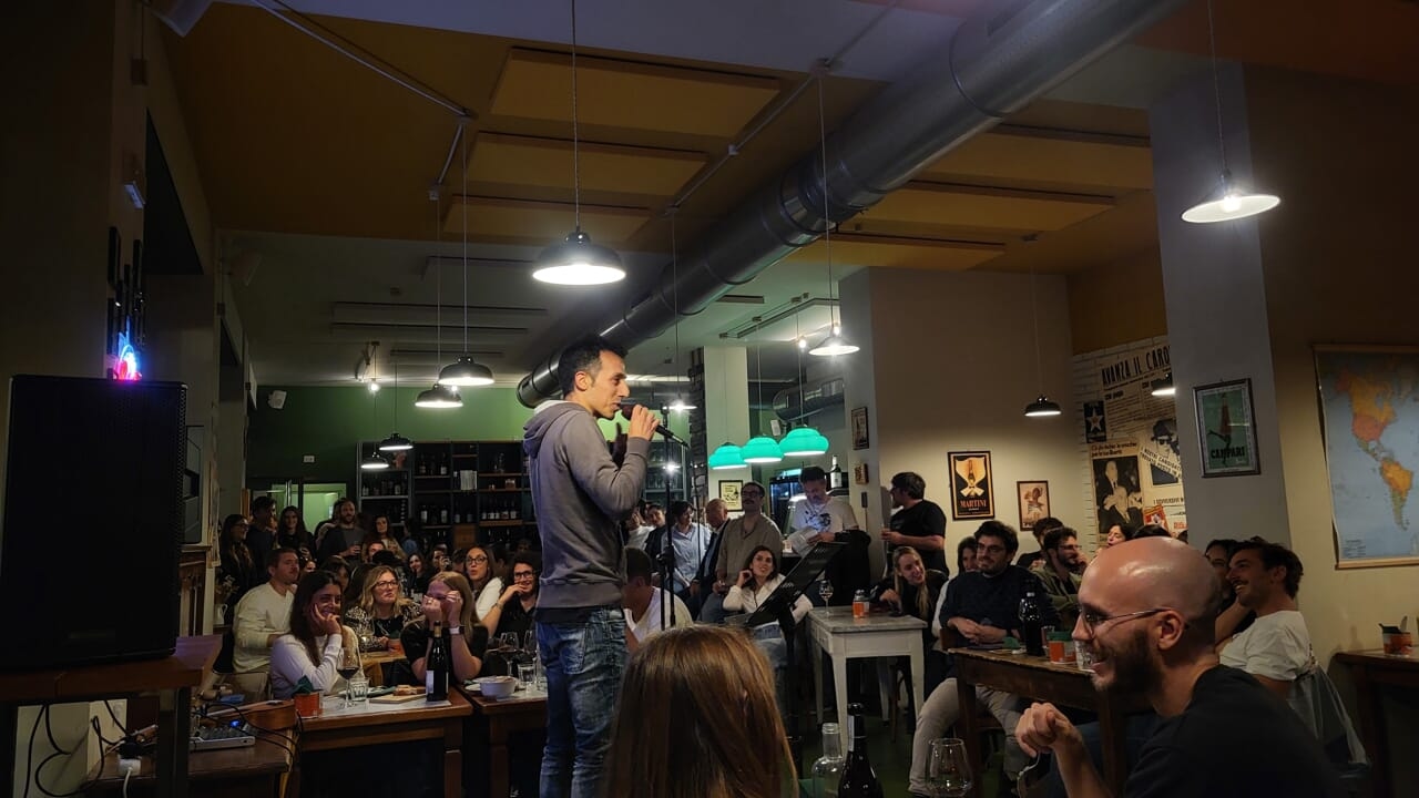 Stand-up komedisinin tüm sırları: Osteria Democratica'dan Ghe Pensi Mi'ye, Milano'nun kulüpleri böyle doluyor.