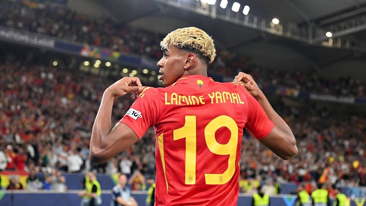 Changing of the guard by Lamine Yamal: The chosen one demands the baton from football icon CR7