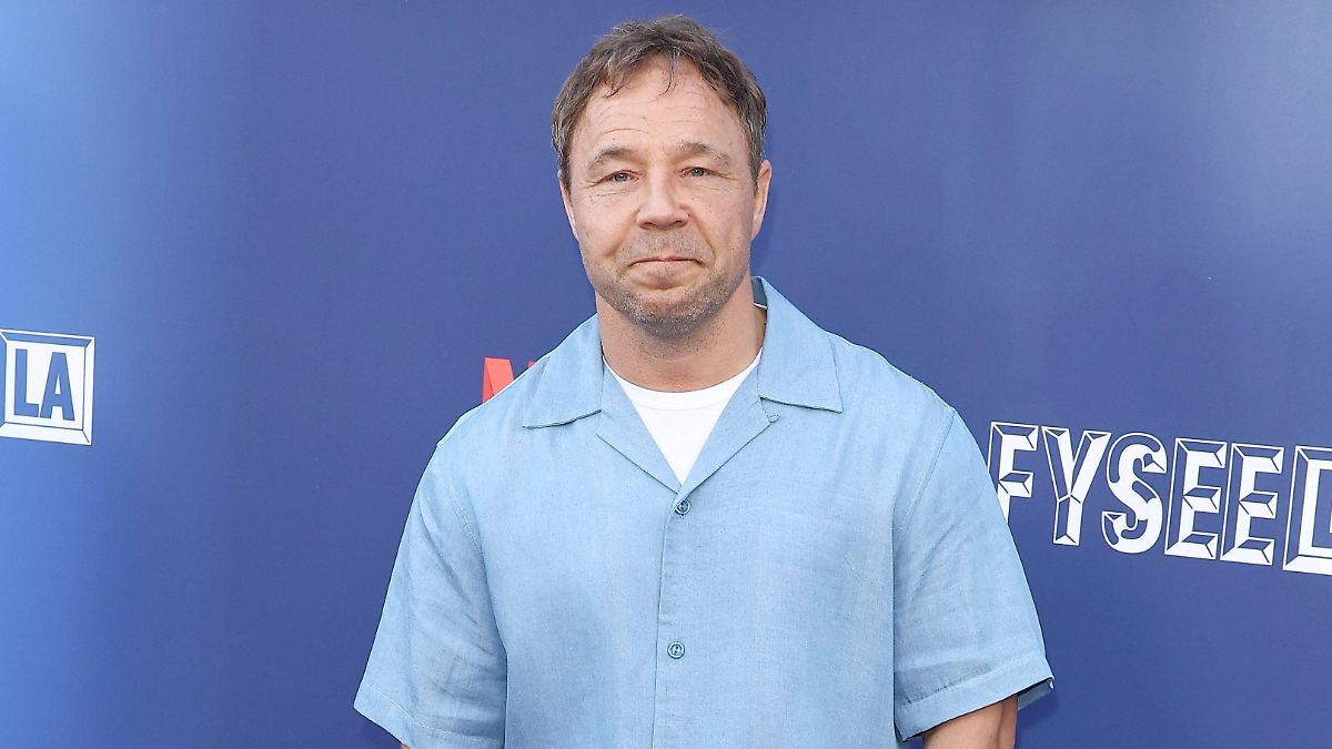 Hemorragia en el baño del avión: Stephen Graham recibe cirugía de emergencia en el avión
