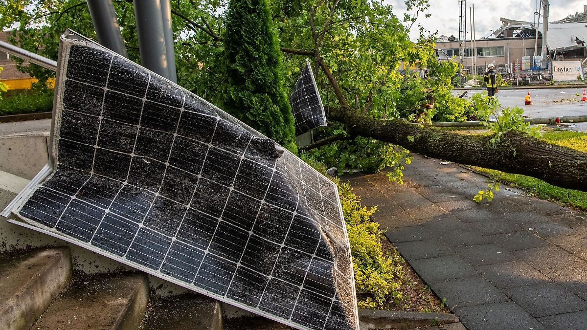 Damage to and caused by solar systems: Insuring balcony power plants: Which policy covers what?
