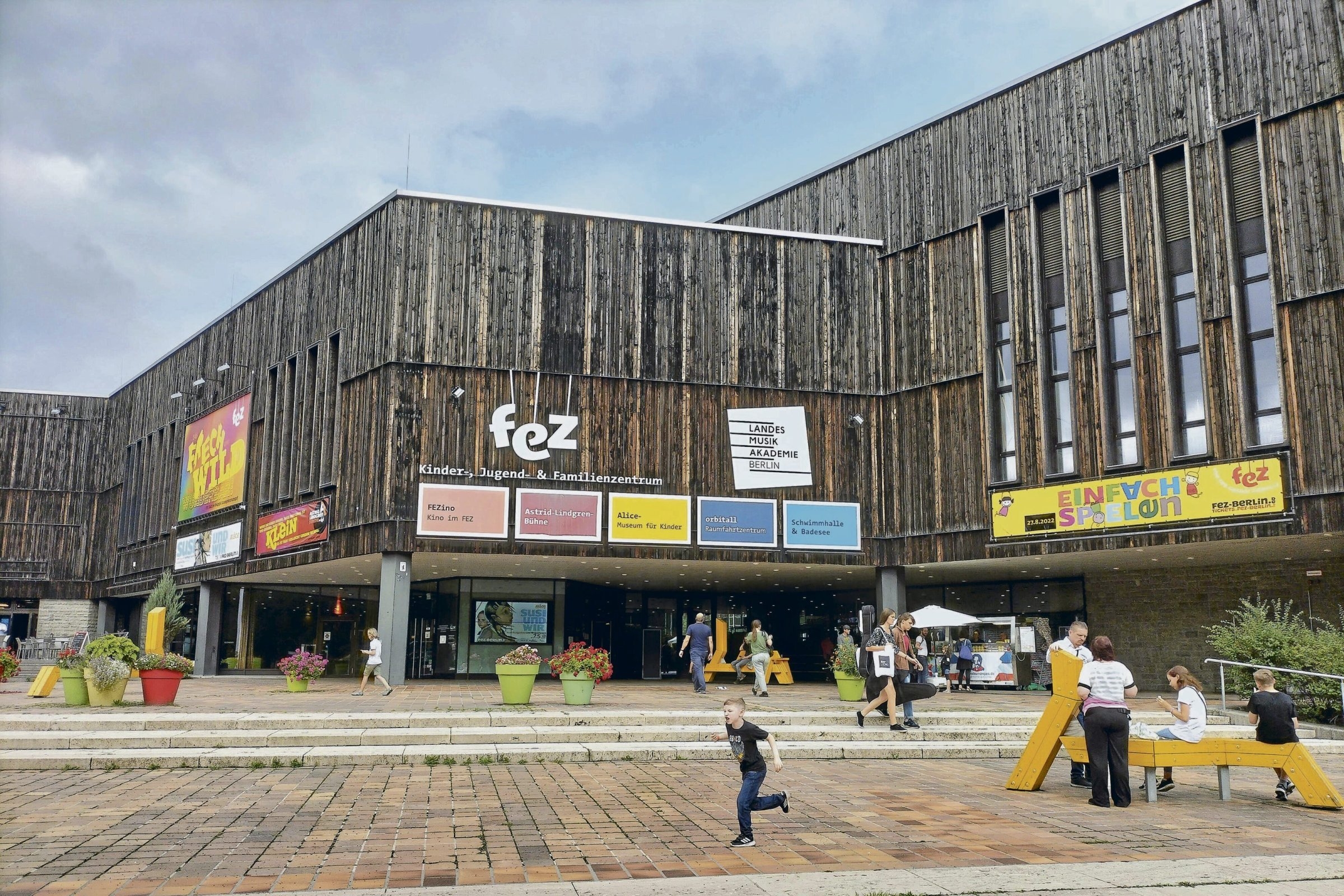 Eastern Modernism | FEZ in Berlin: A larch wood palace for children
