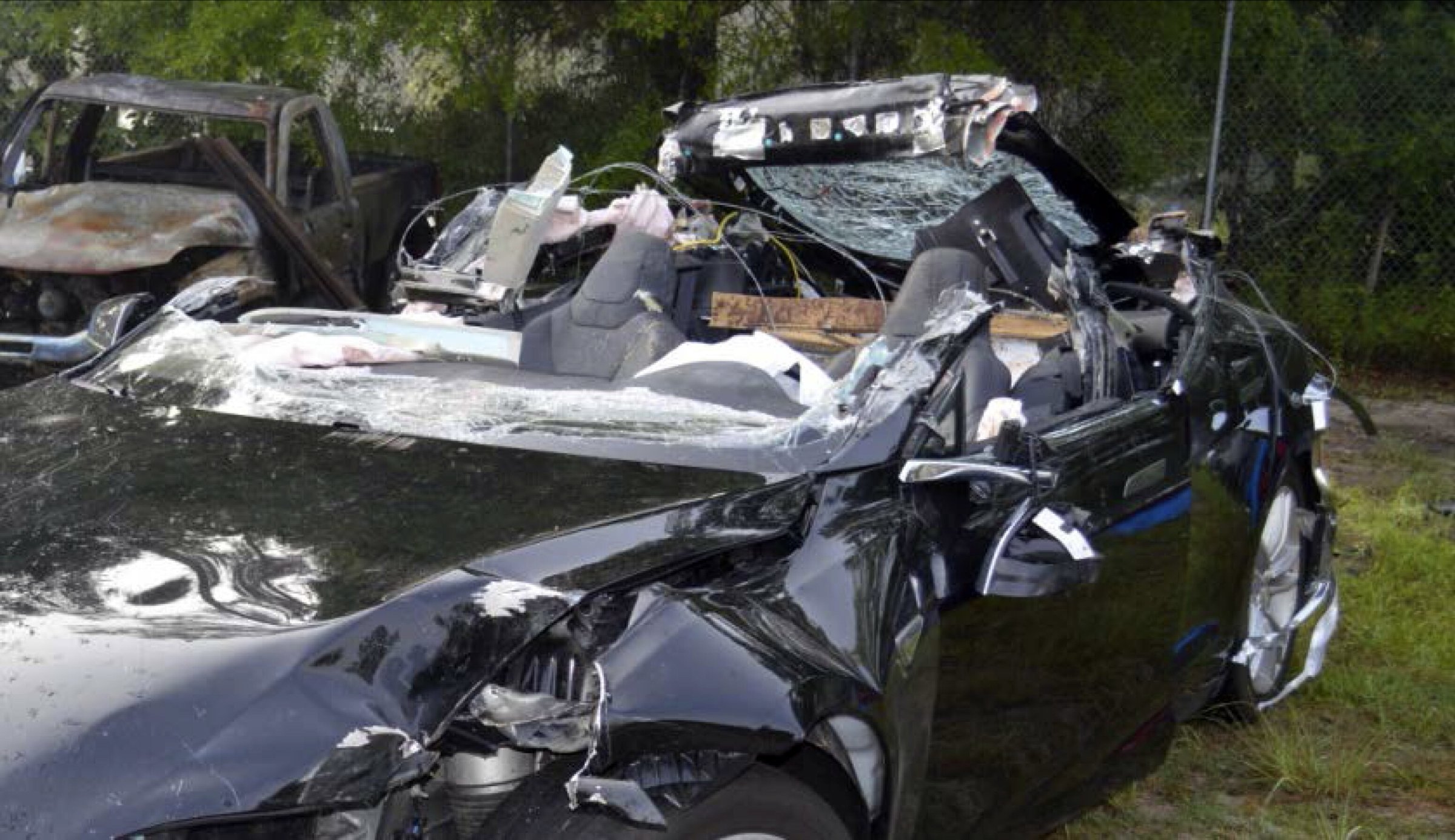 Elektrikli otomobil üreticisi Tesla, ölümcül otopilot kazasının sorumluluğunu paylaşıyor