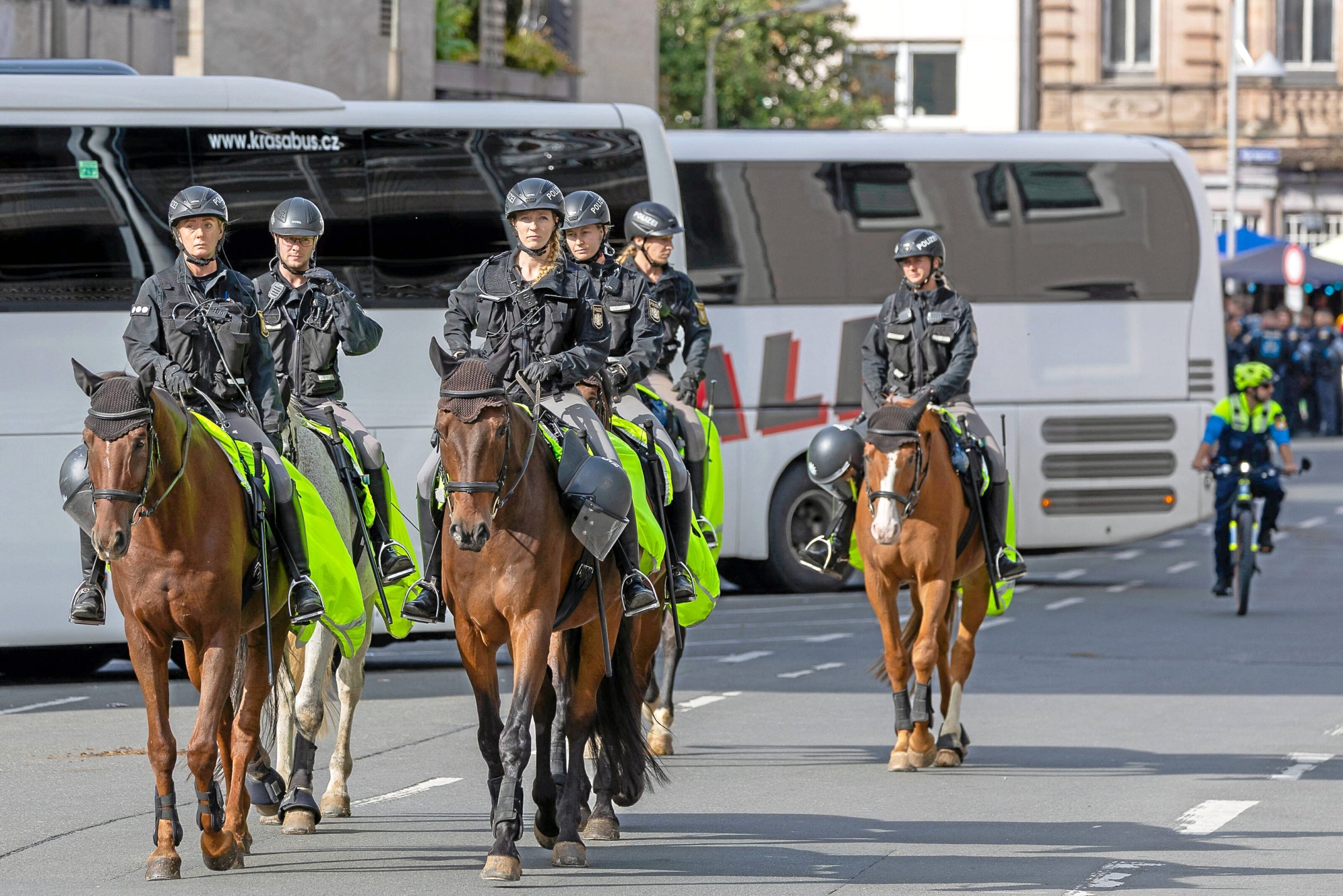 Controversial operation | Police horses and batons against Antifa in Nuremberg