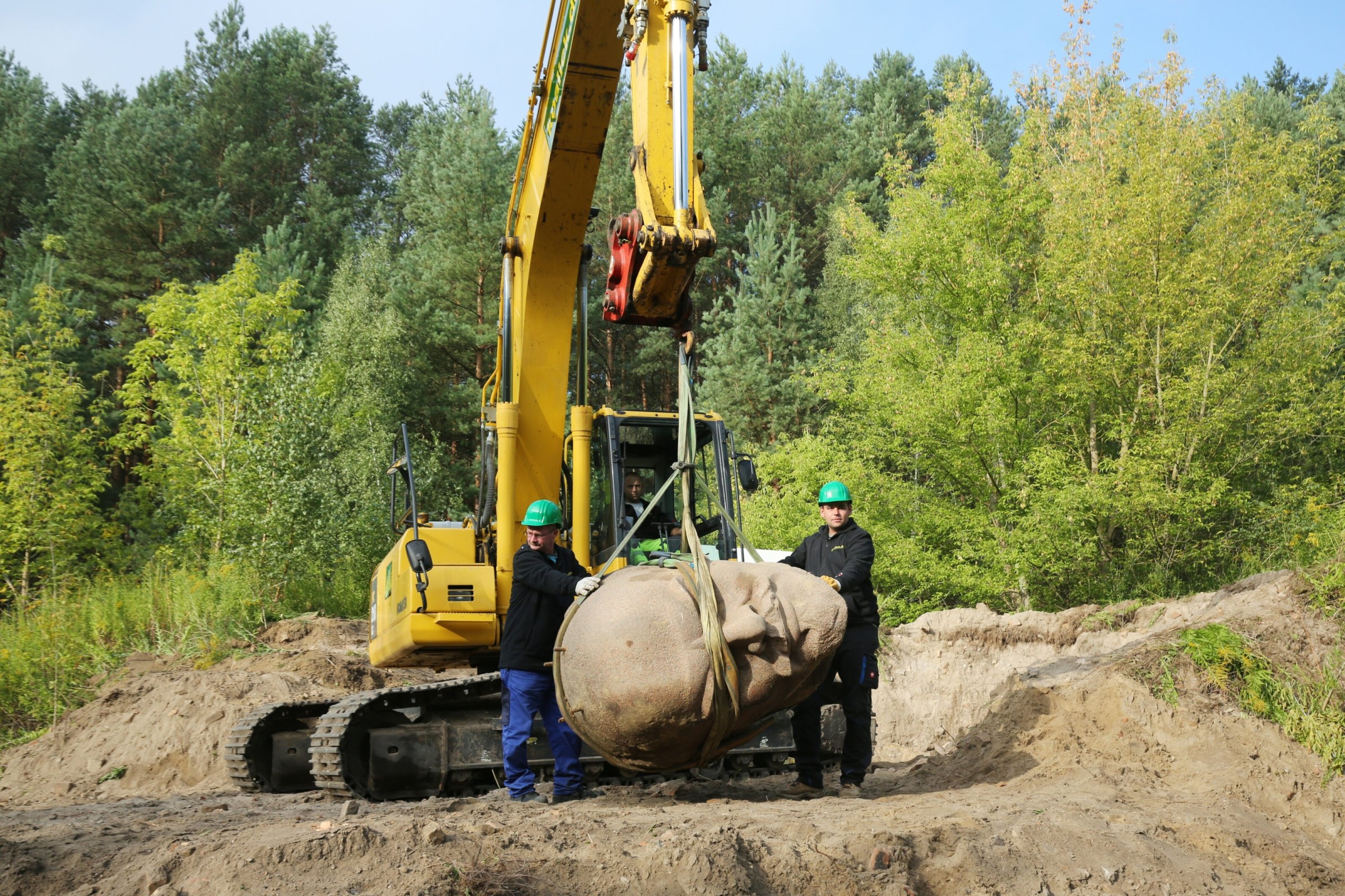 República Democrática Alemana | Arte de la RDA: Las lámparas de Erich y la cabeza de Vladimir