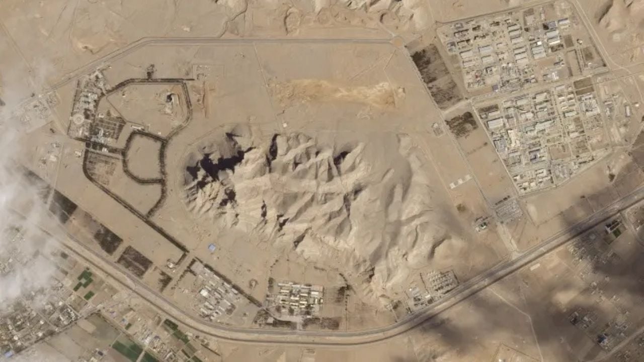Het ministerie van Buitenlandse Zaken dringt aan op vredesbesprekingen na de Amerikaanse aanvallen op Iran.