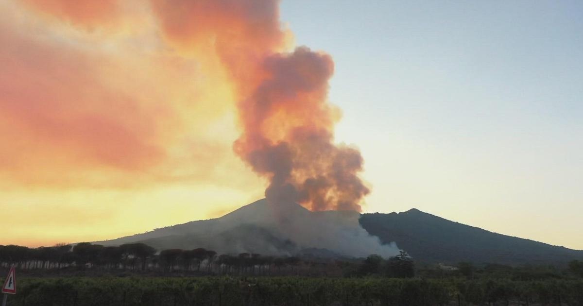 Flammes sur le Vésuve, la colonne de fumée visible depuis Naples