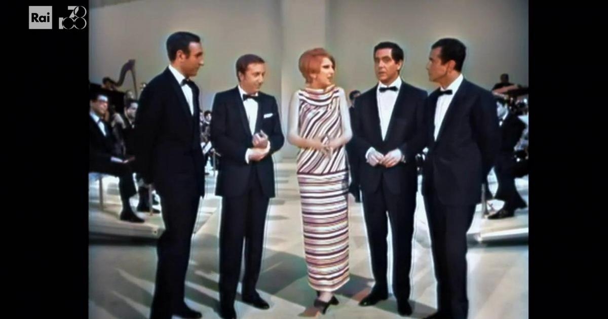 Pippo Baudo, Mike Bongiorno, Corrado ve Enzo Tortora, yapay zeka tarafından yeniden renklendirilen 1967 'Cumartesi Gecesi'nde birlikte