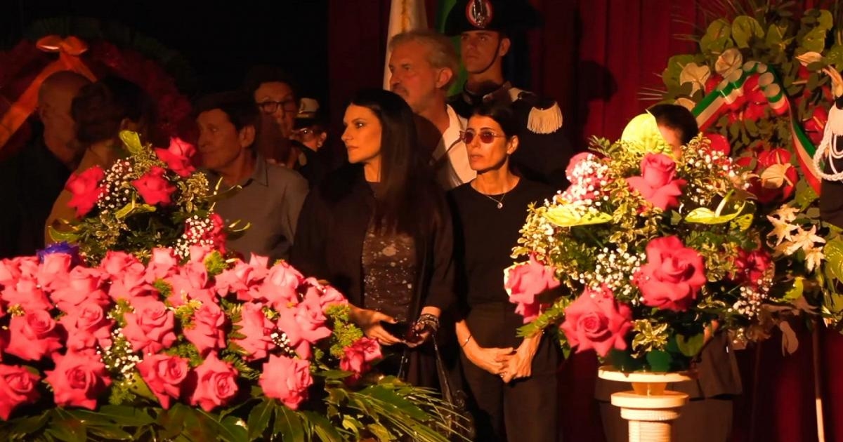 Arkadaşlar ve tanıdık yüzler, Teatro delle Vittorie'deki cenaze şapelinde Pippo'ya toplu saygı duruşu