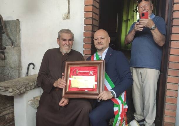 Vergiate - The keys to the city for Mario da Corgeno's 80th birthday - - Varese News
