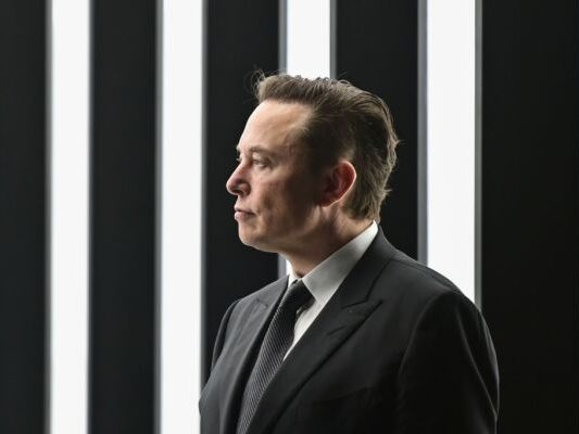 Musk coloca mais foco nos negócios após falha no X