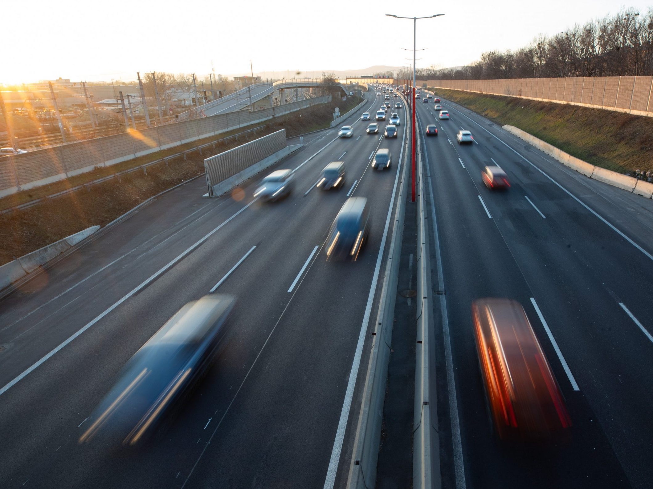 Semafori rossi davanti alle gallerie autostradali parzialmente spenti