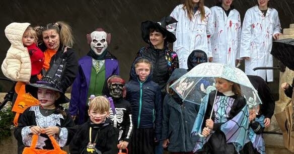 Vitrey. Yağmurlu bir Cadılar Bayramı