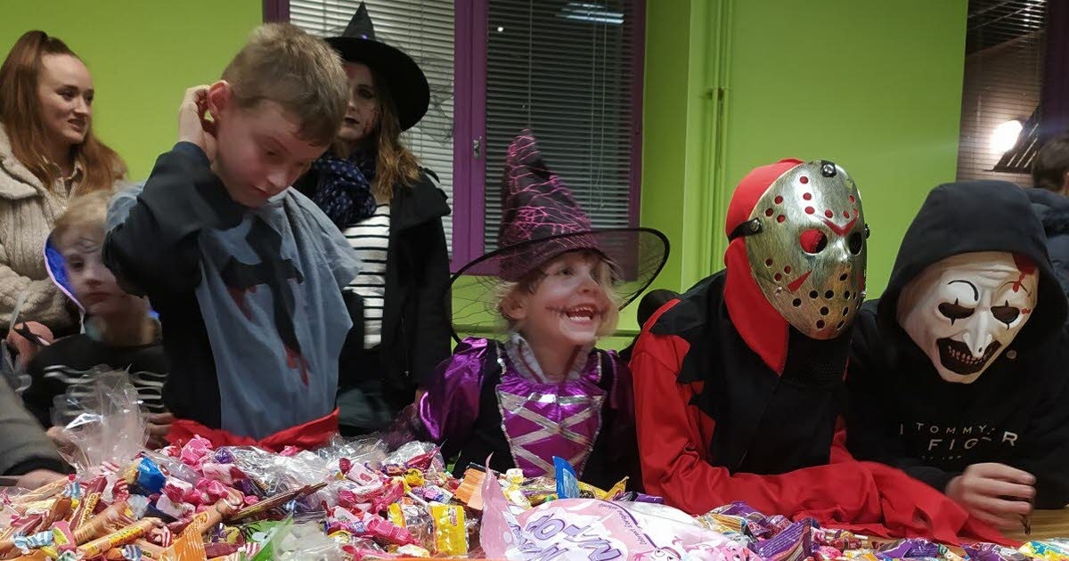 Gripport. Hexen und kleine Monster sind zum Halloween-Süßigkeiten-Sammeln gegangen.