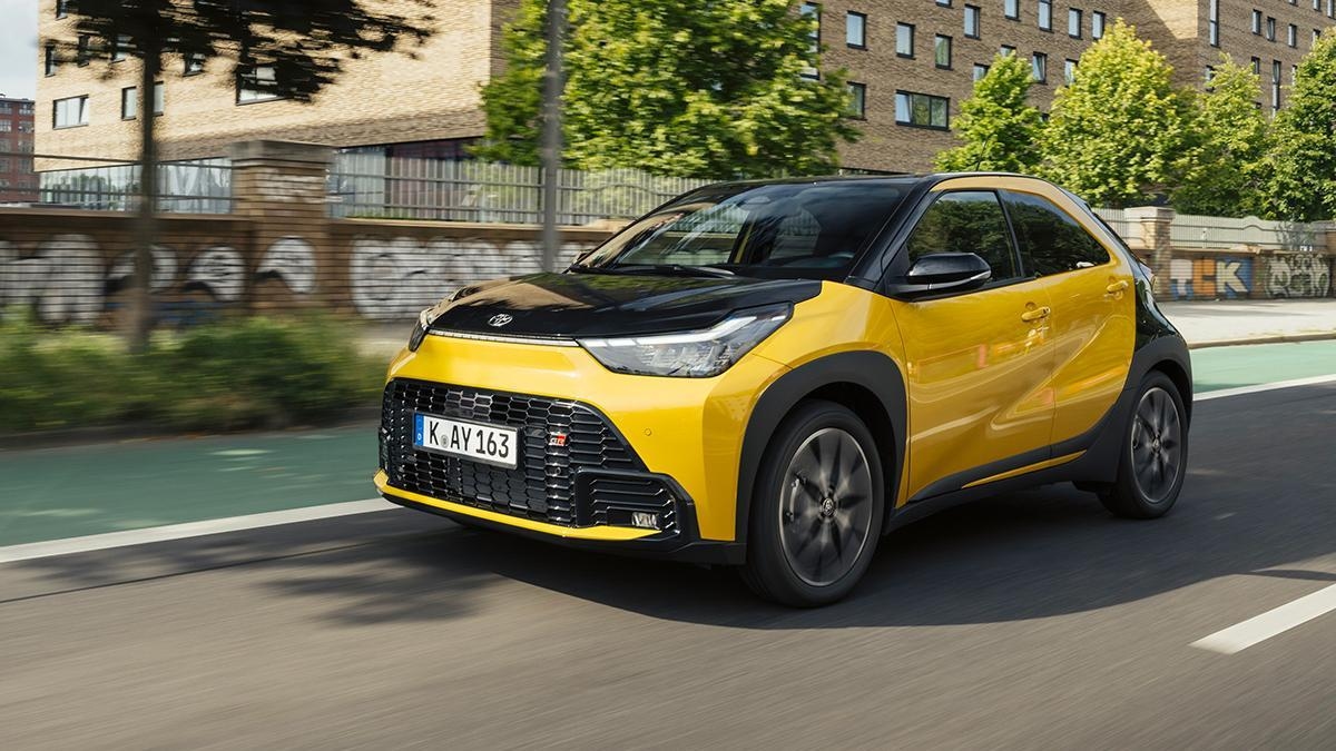 Toyota Aygo X full hybrid: 30 km con un litro in città