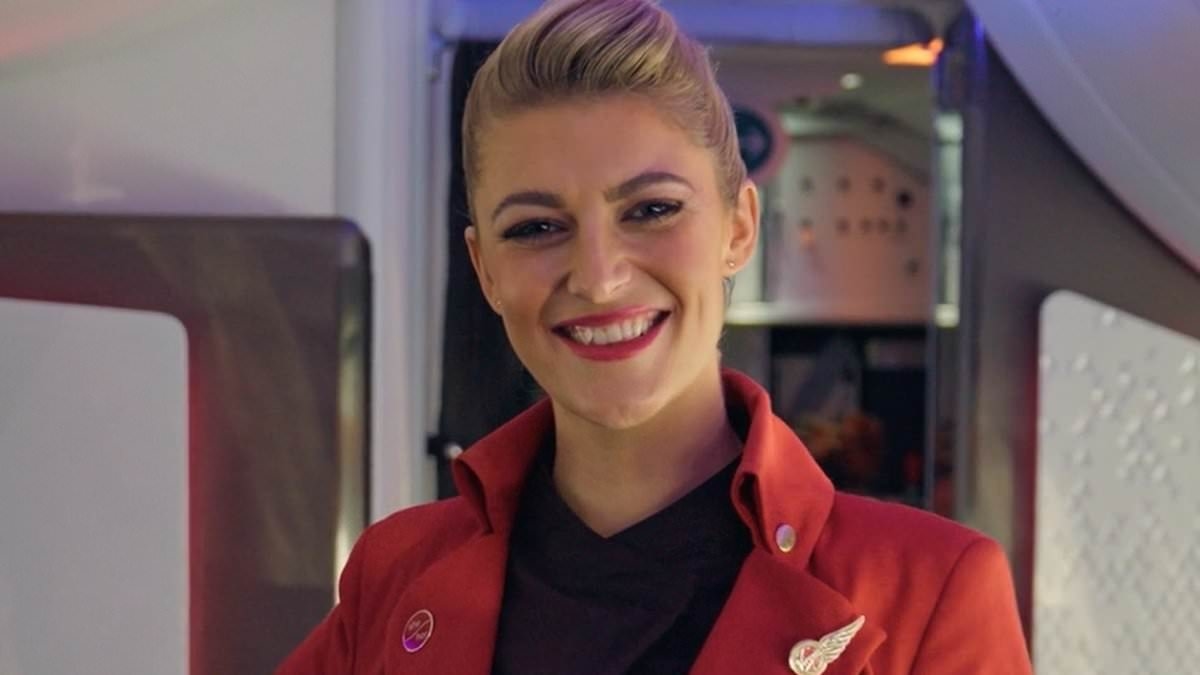 Una estrella de Love Is Blind y azafata revela que en los aviones hay una caja secreta de snacks y un armario de artículos de aseo que los pasajeros desconocen.