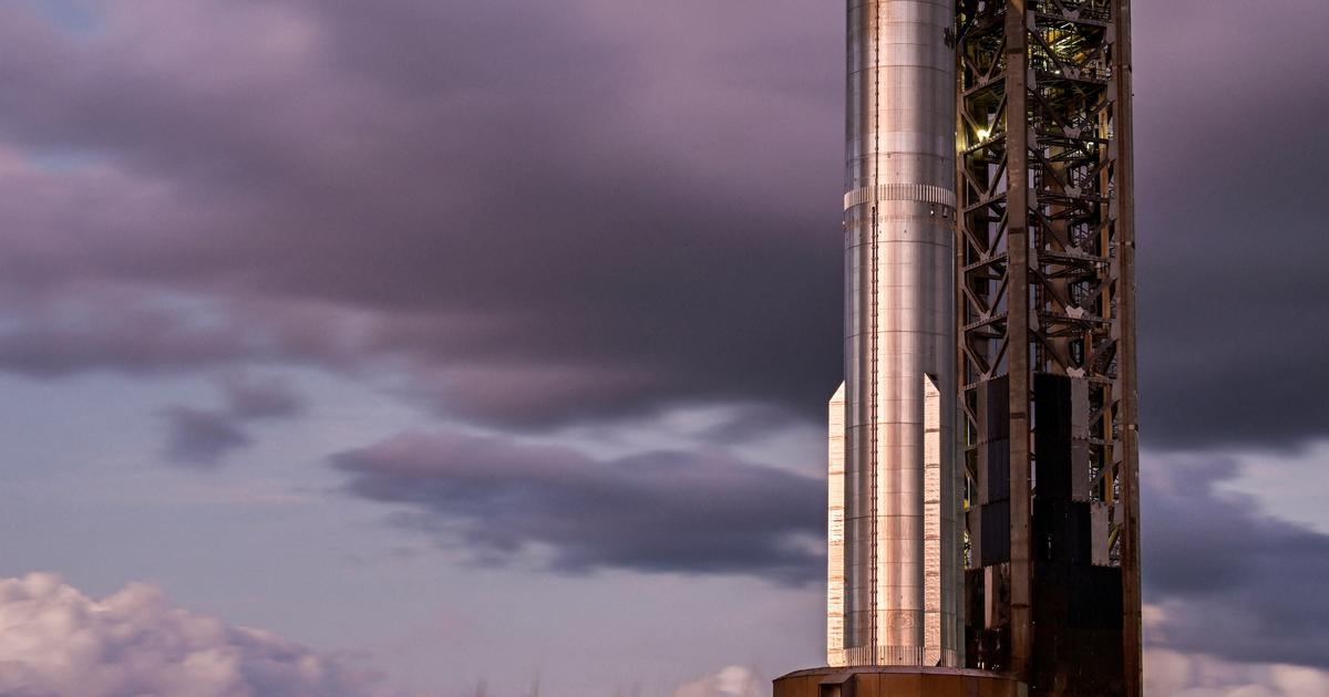 Największa rakieta Elona Muska, Starship, wystrzeliwuje w kosmos, a następnie pomyślnie ląduje na ziemi