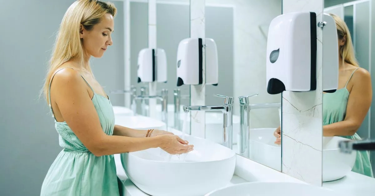 Una turista americana sorprende gli inglesi dopo aver ammesso di non poter usare il lavandino dell'hotel