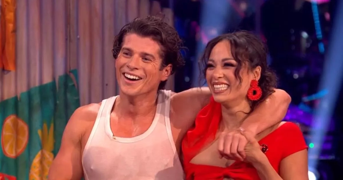 Lewis Cope, de Strictly Come Dancing, apoya a la estrella de Traitors para reemplazar a Claudia Winkleman y Tess Daly.