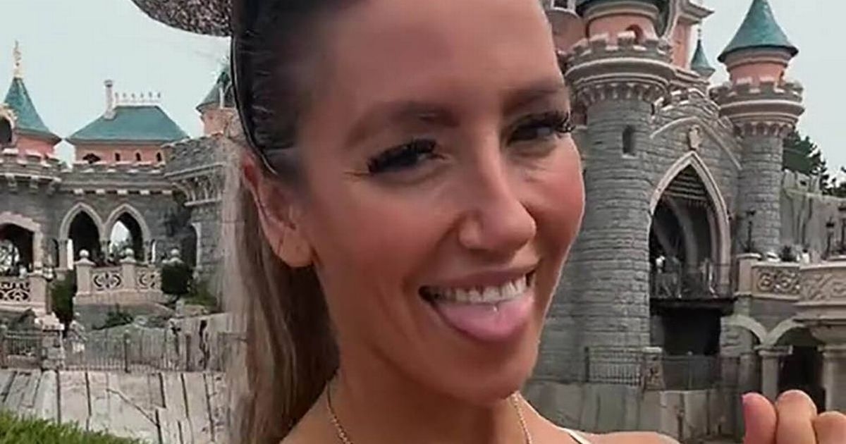 Mãe que se autodenomina "mãe sexy" é considerada "inapropriada" por seu look na Disneylândia.