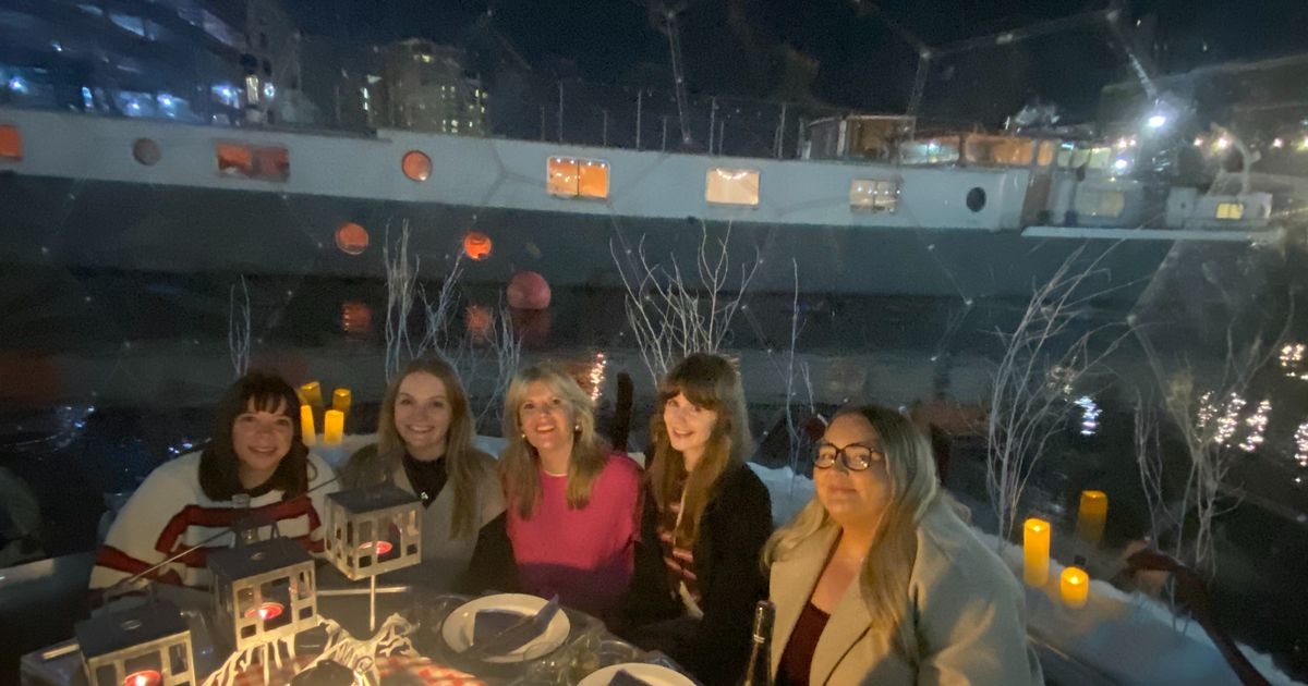 Uma noite natalina aconchegante em um iglu flutuante com fondue de queijo e vinho.