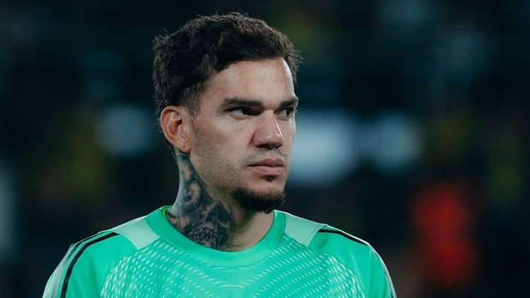 Ederson protesteert na de wedstrijd tegen scheidsrechter: 'We kregen geen penalty!'
