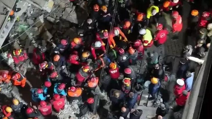 Le corps sans vie du père Levent Bilir a été retiré des décombres du bâtiment effondré à Kocaeli.